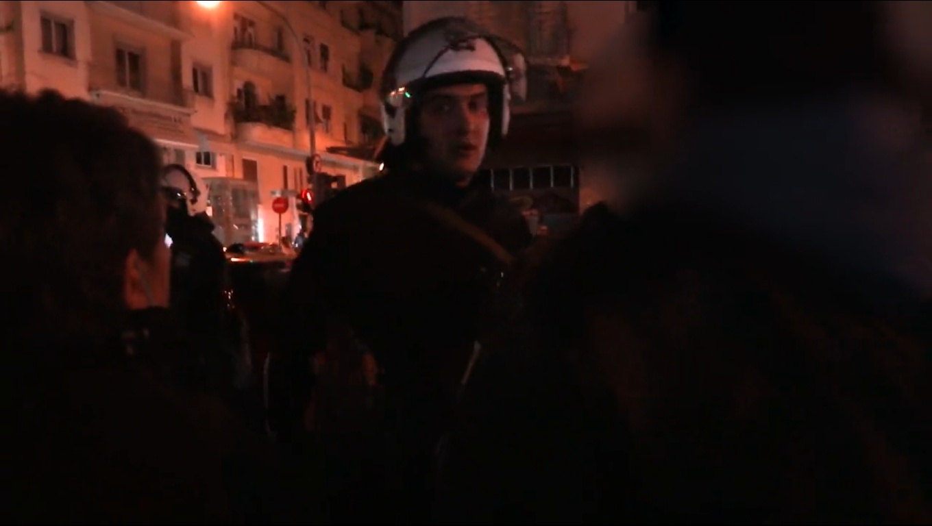 [Βίντεο] Αστυνομικοί με κάμερα φακελώνουν φωτορεπόρτερ και δημοσιογράφους