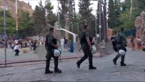 Εξάρχεια κατεχόμενη πόλη: Το μπασκετάκι του Στρέφη γεμάτο παιδιά και δίπλα τους ΜΑΤ με όπλα κ χημικά