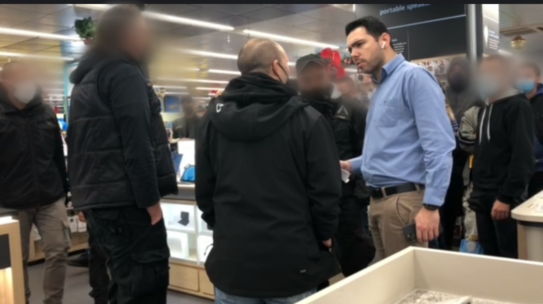 Ρουβίκωνας: Παρέμβαση στο κατάστημα Public στο Metro Mall