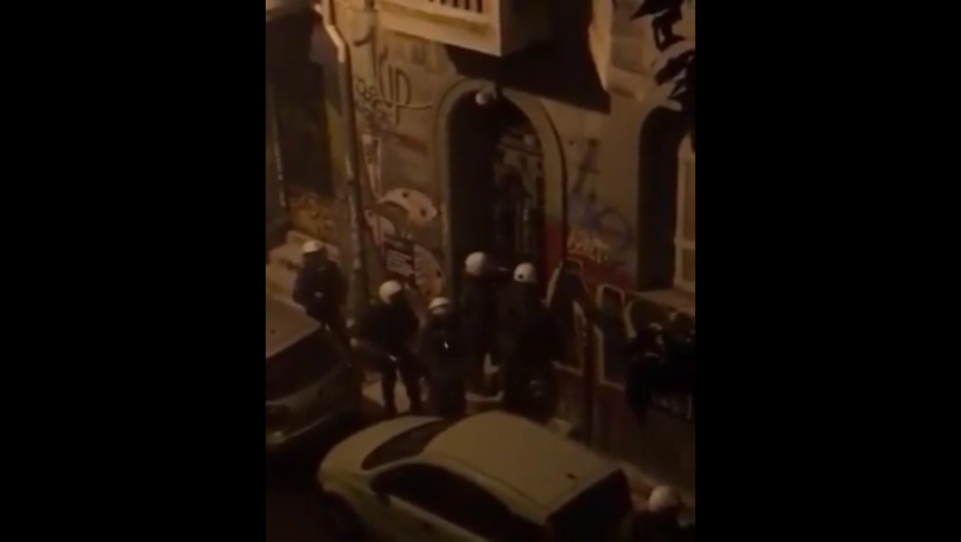 [Βίντεο] “Σαν” τους κλέφτες: ΜΑΤ προσπαθούν να παραβιάσουν πόρτα σπιτιού στα Εξάρχεια