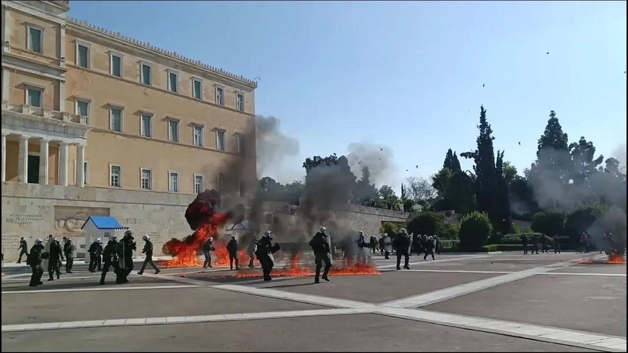 Απεργία: Δικάμερο βίντεο από την πρώτη γραμμή των συγκρούσεων έξω από τη Βουλή