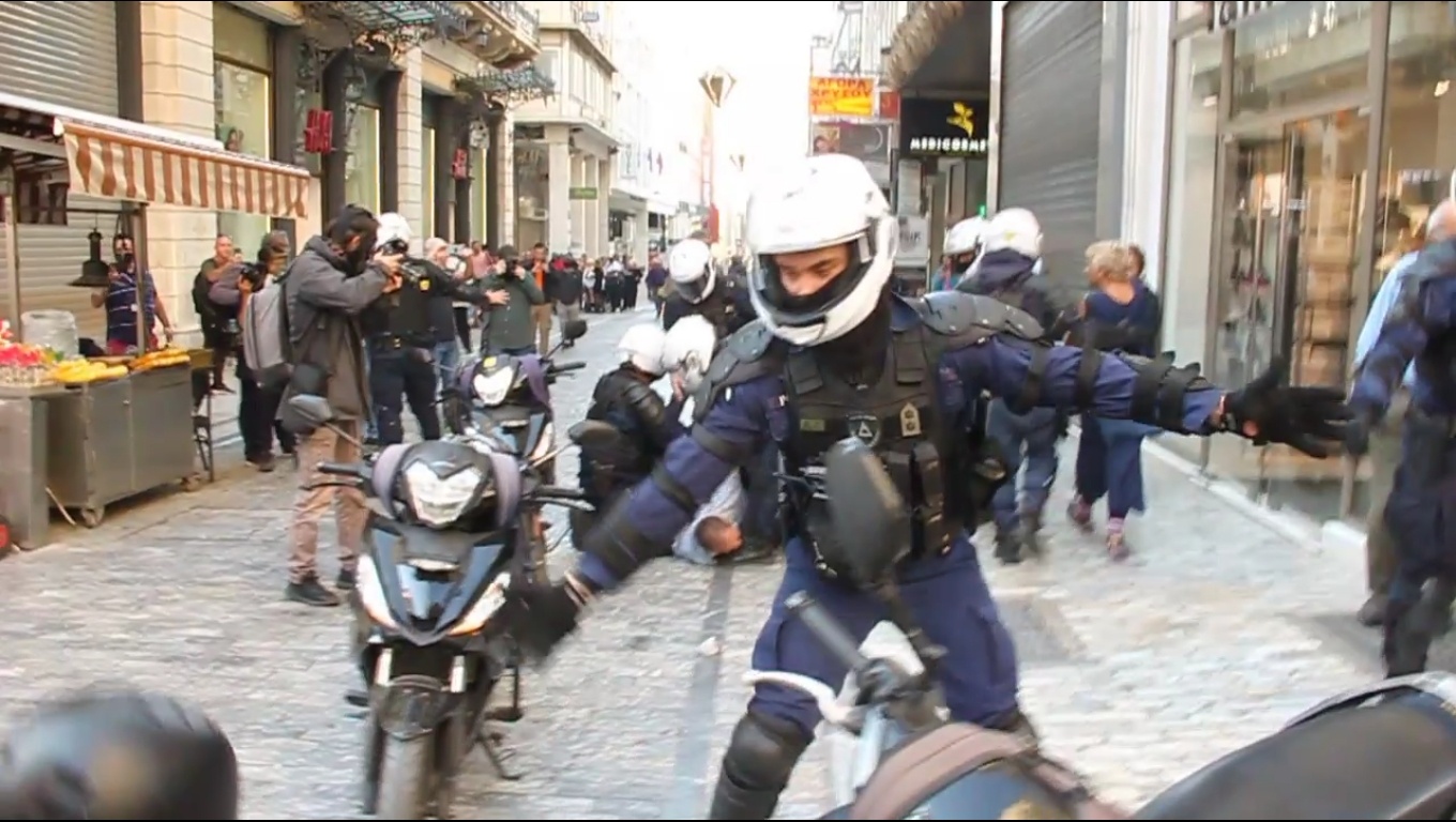 [Βίντεο] Απεργία: Οι 2 τυχαίες συλλήψεις στην Ερμού αποδεικνύουν τον κομπλεξισμό της ελληνικής αστυνομίας
