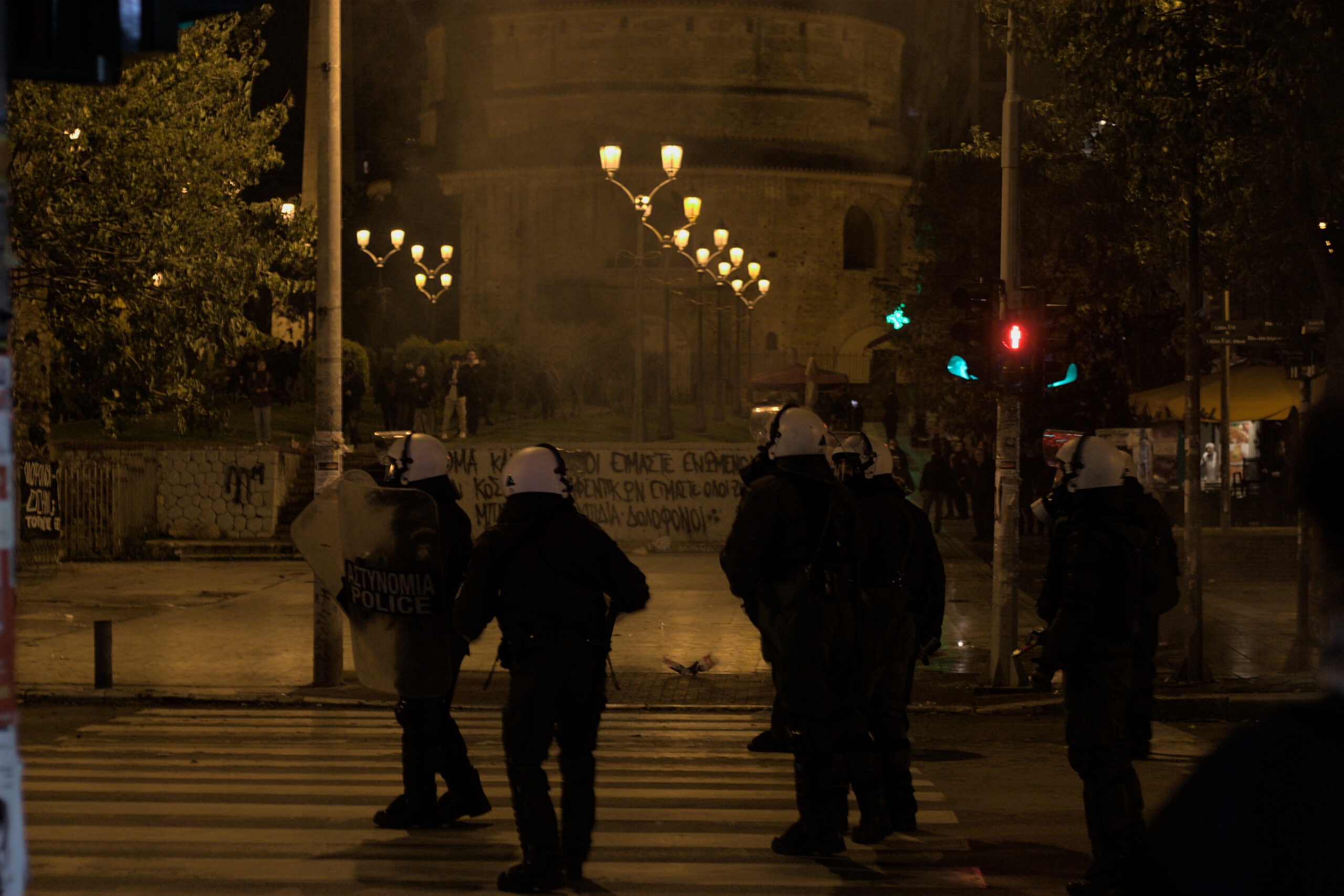 Βίντεο από τις σφοδρές συγκρούσεις στη Θεσσαλονίκη για τον πυροβολισμό 16χρονου στο κεφάλι από αστυνομικό