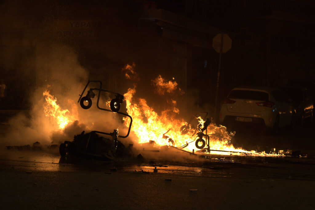 Βίντεο από την πορεία και τις πρωτοφανείς συγκρούσεις στη Θεσσαλονίκη