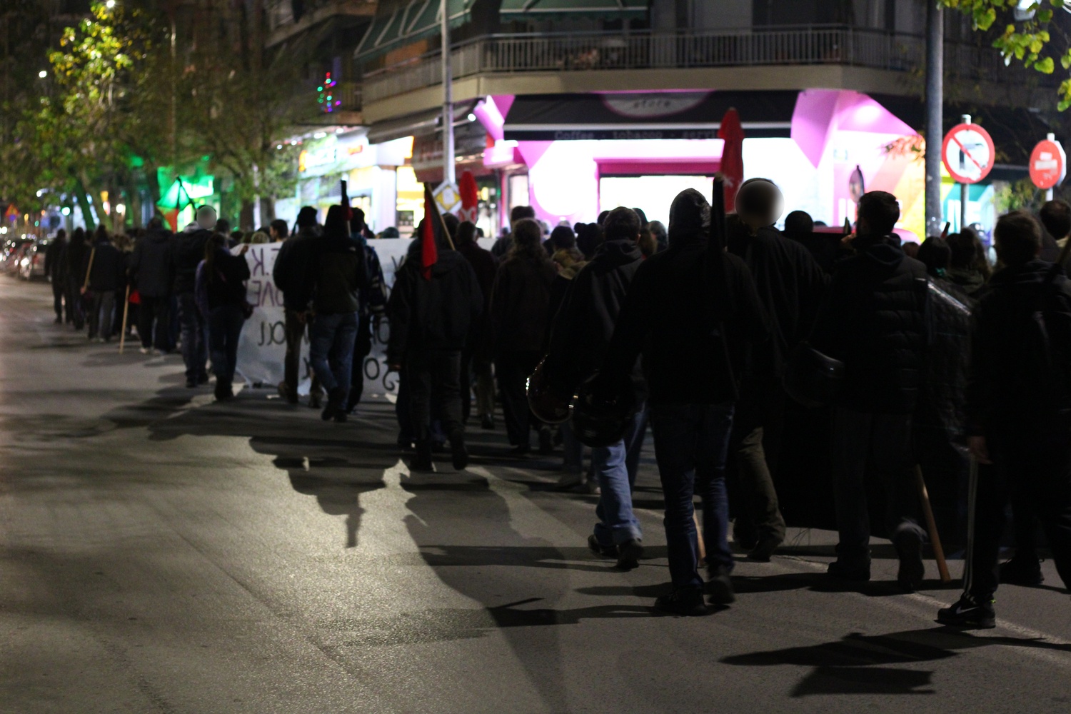 Πορεία γειτονιάς για τη δολοφονία του Κώστα Φραγκούλη στη Θεσσαλονίκη (φωτορεπορτάζ)