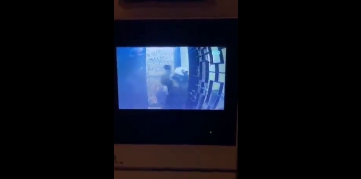 [Βίντεο] Το θυροτηλέφωνο “συνέλαβε” τα MAT να πετούν ασφυξιογόνα μέσα σε πολυκατοικία