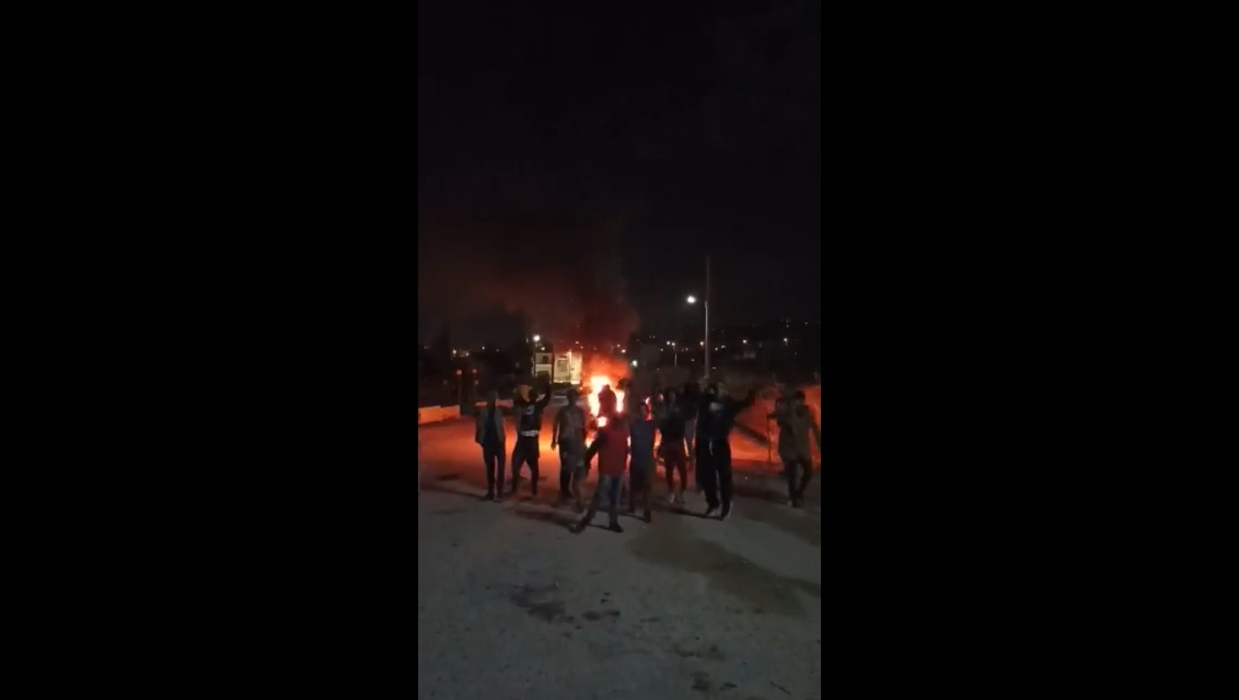 Πάτρα: Πύρινο οδόφραγμα στον καταυλισμό Ρομά στην Εγλυκάδα για τον 16χρονο (Βίντεο)