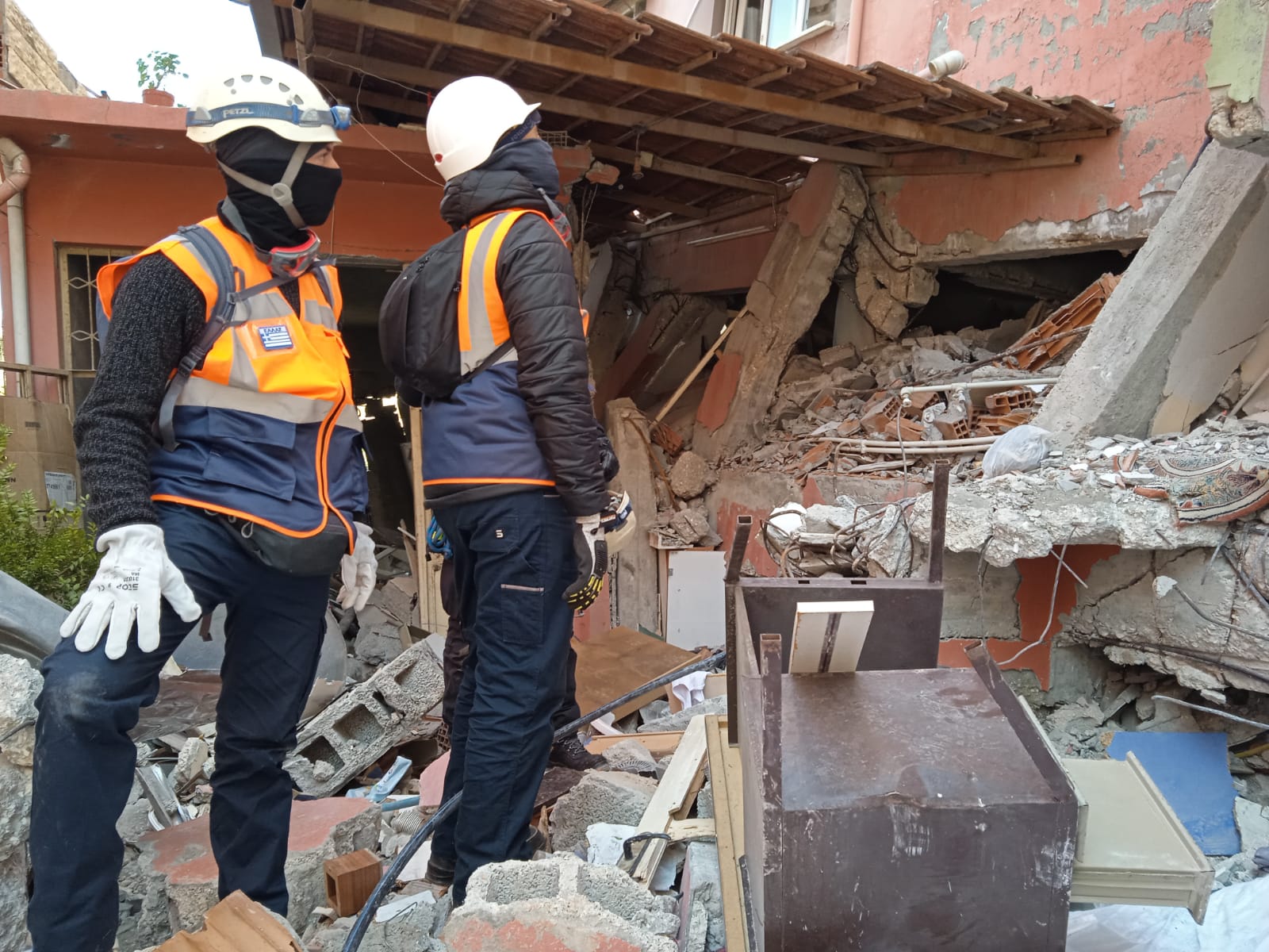Ενημέρωση για τους 3 συντρόφους της Τ-34 | Εργατική Ομάδα Τ-34. Στις 7:00 σήμερα το πρωί βάλανε τους συντρόφους μας σε στρατιωτικό αεροπλάνο