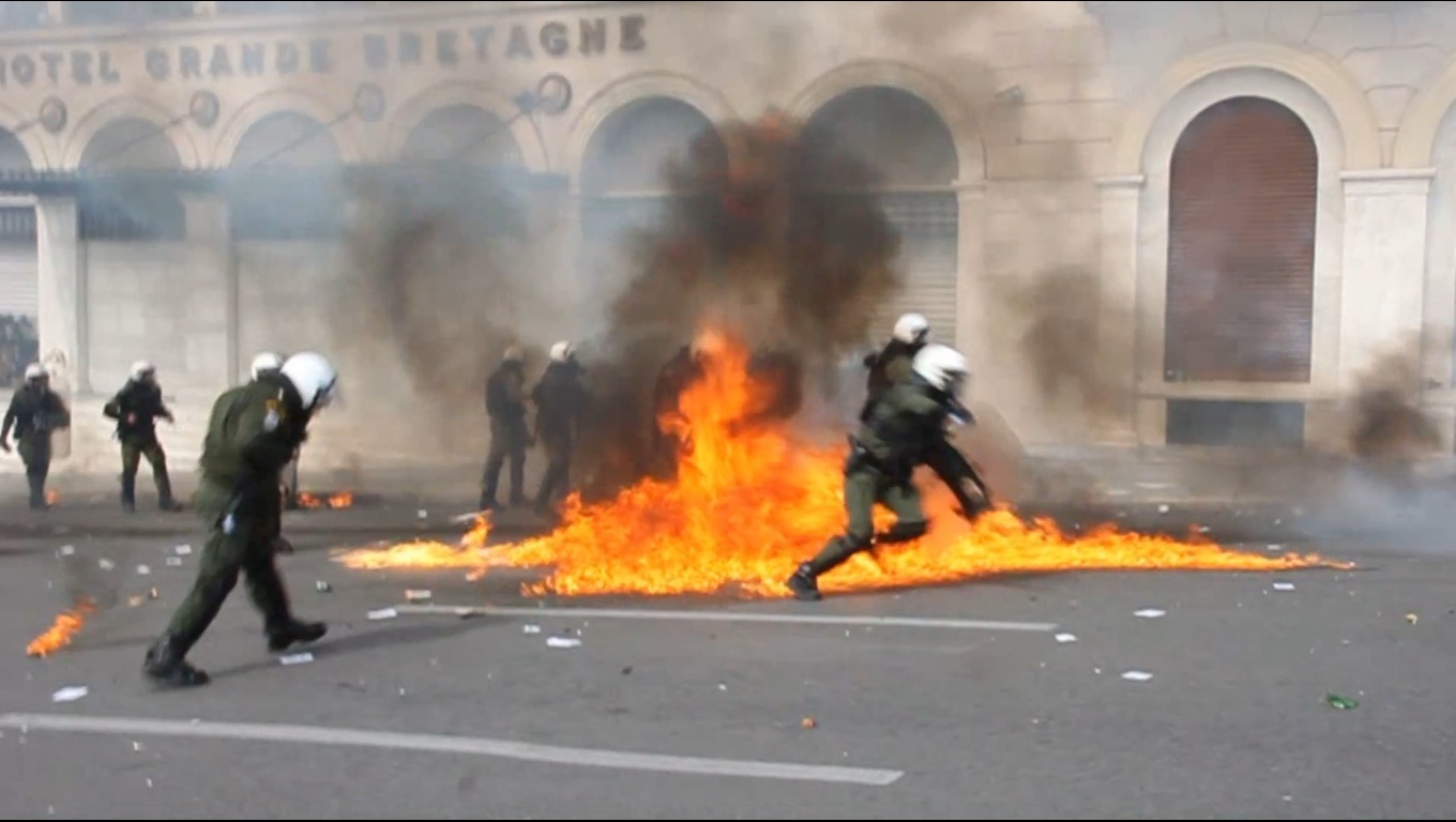 [Βίντεο] από την πρώτη γραμμή των συγκρούσεων μετά την επίθεση των ΜΑΤ στην πορεία (Αθήνα)