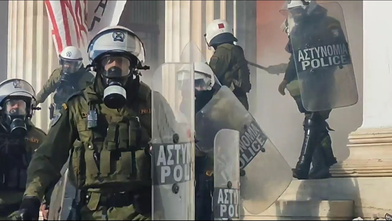 Δολοφόνοι Επίθεση των ματ με ασφυξιογόνα και κρότου λάμψης μέσα στην πρυτανεία