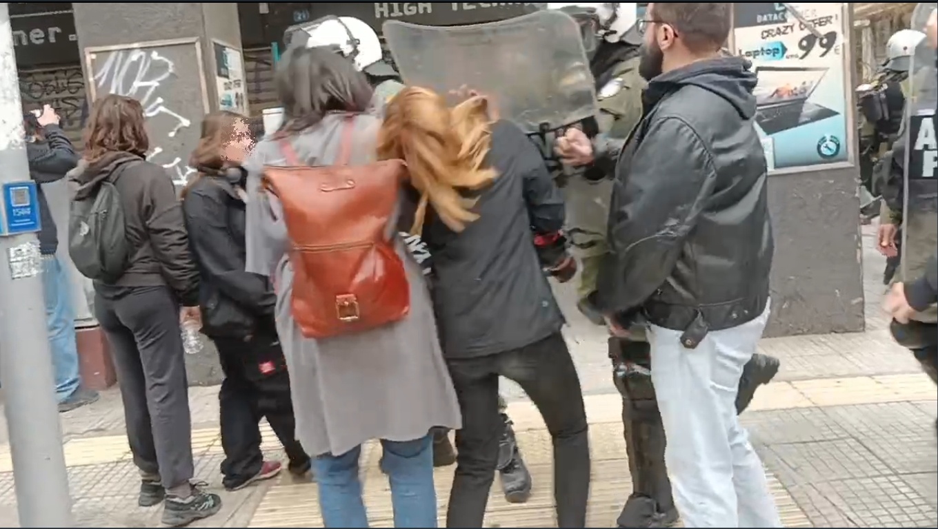 (Βίντεο) ΜΑΤ χτυπά κοπέλα με την ασπίδα του στο πρόσωπο ενώ άλλος επιτίθεται με χημικά