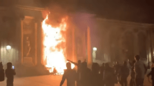 Γαλλία: Το δημαρχείο του Μπορντώ φλέγεται
