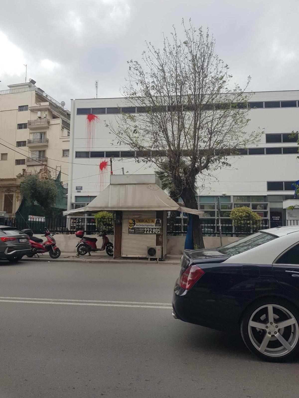 Παρέμβαση με χρώματα στο Γαλλικό Προξενείο στη Θεσσαλονίκη