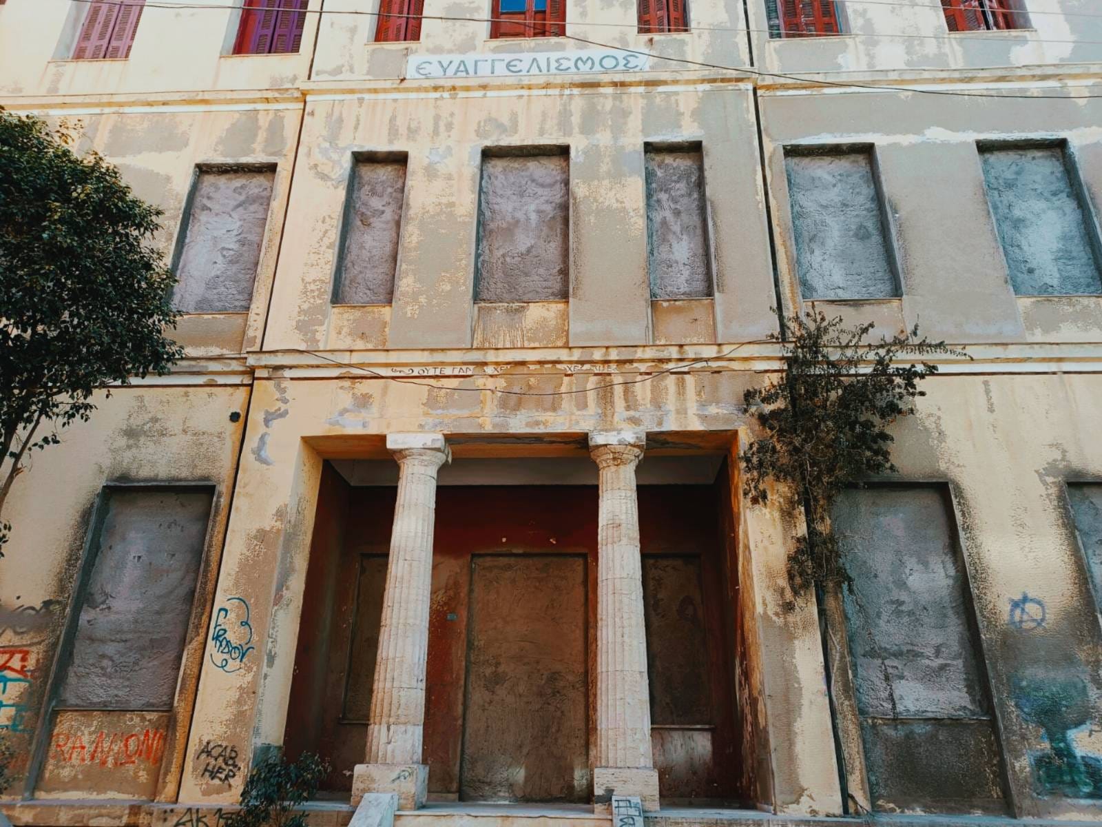 Μια ματιά πίσω από τις σφραγισμένες πόρτες του Ευαγγελισμού