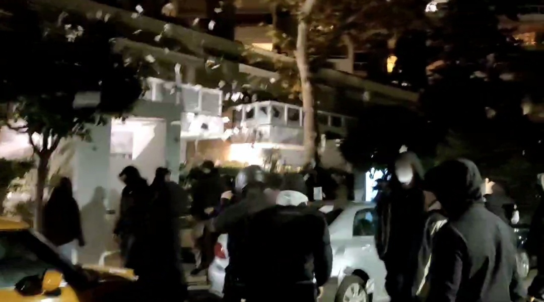 Ρουβίκωνας: Συγκεντρώσεις έξω από σπίτια διευθυνόντων συμβούλων της ΠΕΝΤΕ ΑΕ και της ΚΡΗΤΙΚΟΣ