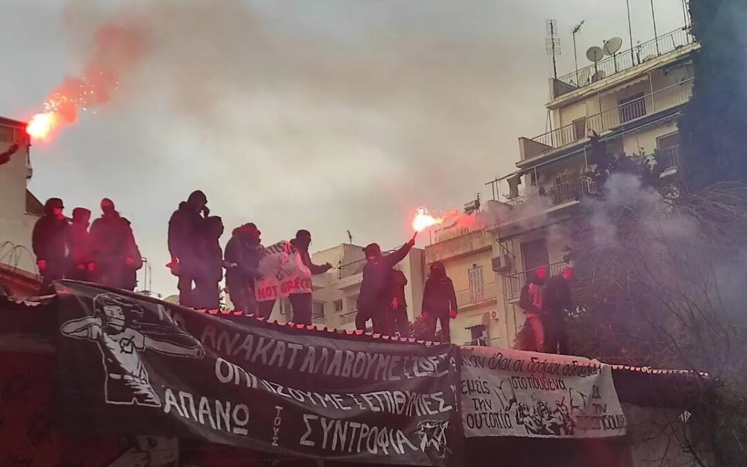 Με τις γροθιές στον ουρανό: Βίντεο από την ανακατάληψη του Άνω Κάτω Πατησίων και τα όσα ακολούθησαν
