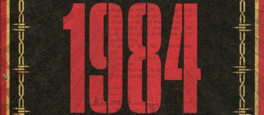 Επιστροφή στο 1984! Τον διώκουν ποινικά για ένα αυτοκόλλητο