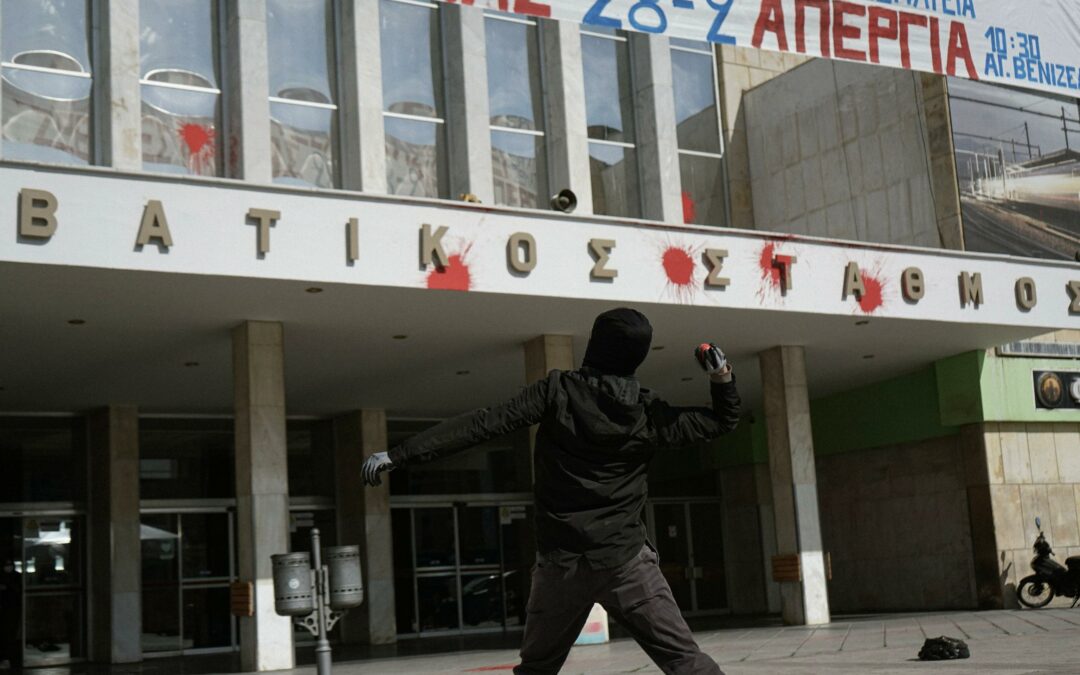 Παρέμβαση στον Νέο Σιδηροδρομικό Σταθμό Θεσσαλονίκης για το κρατικό έγκλημα στα Τέμπη (φωτορεπορτάζ)
