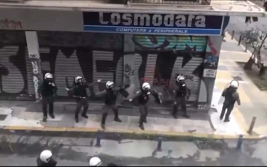 Μνήμη και χλευασμός: Τα ΜΑΤ παριστάνουν τους κλόουν όταν κάποιοι θρηνούν για 57 νεκρούς στα Τέμπη