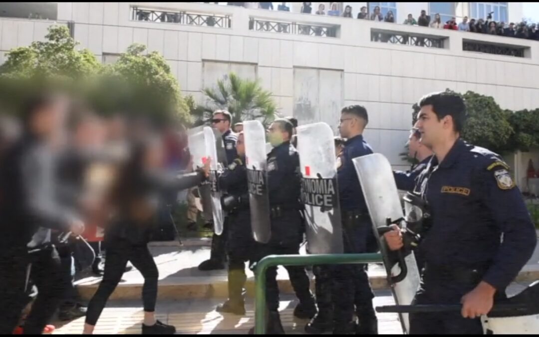 [Βίντεο] Στη θέα των βιαστών της 12χρονης ο κόσμος ξεσπά έξω από το Εφετείο
