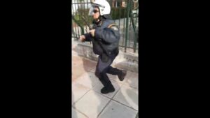 Μπάτσος Μπένι Χιλ στη Θεσσαλονίκη δεν ξέρει που παν τα τέσσερα (Βίντεο)