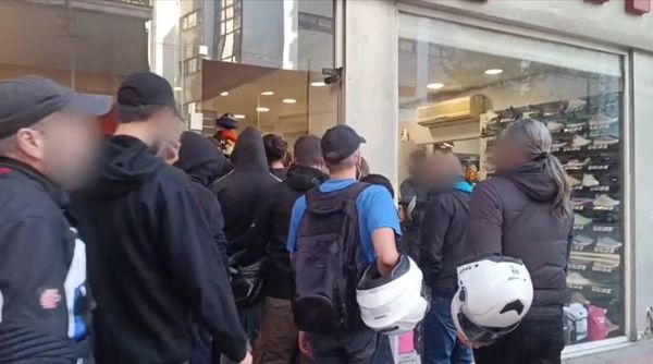 Ρουβίκωνας: Παρέμβαση στο κατάστημα αθλητικών