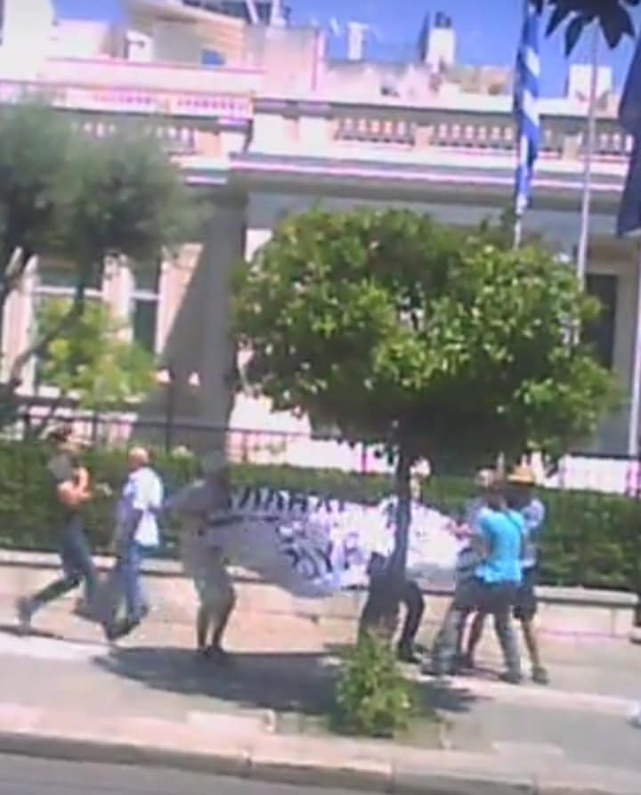 Ρουβίκωνας: Παρέμβαση έξω από το Μαξίμου