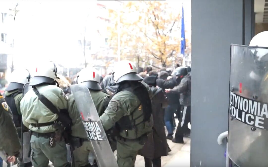Διήμερο καταστολής στη Θεσσαλονίκη | Επίθεση των ΜΑΤ στα δικαστήρια | Ελεύθεροι οι 112 συλληφθέντες [VIDEO]