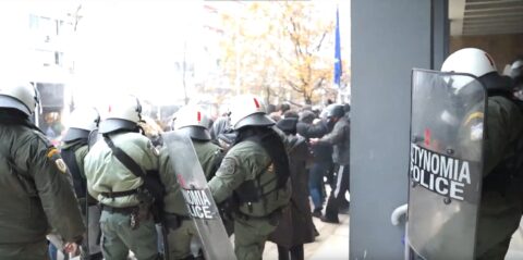 Διήμερο καταστολής στη Θεσσαλονίκη | Επίθεση των ΜΑΤ στα δικαστήρια | Ελεύθεροι οι 112 συλληφθέντες [VIDEO]