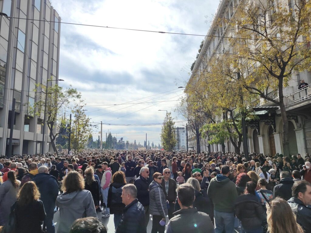 Εκατοντάδες χιλιάδες άνθρωποι στους δρόμους για το κρατικό έγκλημα των Τεμπών [VIDEO & φωτορεπορτάζ]