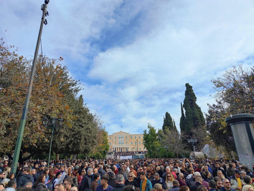 Εκατοντάδες χιλιάδες άνθρωποι στους δρόμους για το κρατικό έγκλημα των Τεμπών [VIDEO & φωτορεπορτάζ]