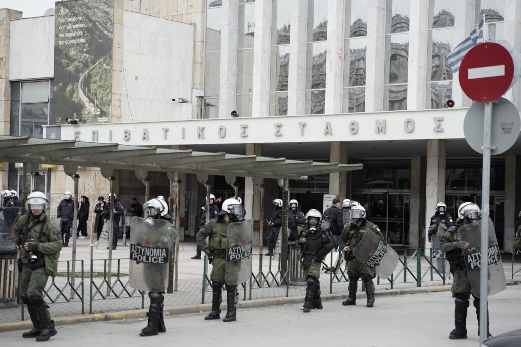 Εκατοντάδες χιλιάδες άνθρωποι στους δρόμους για το κρατικό έγκλημα των Τεμπών [VIDEO & φωτορεπορτάζ]