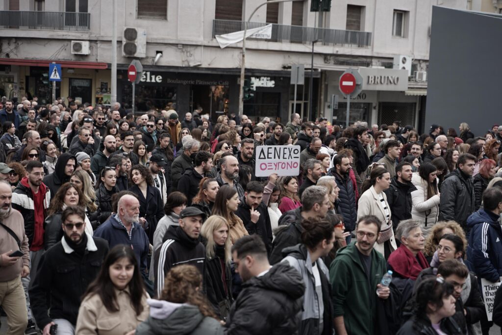 Εκατοντάδες χιλιάδες άνθρωποι στους δρόμους για το κρατικό έγκλημα των Τεμπών [VIDEO & φωτορεπορτάζ]