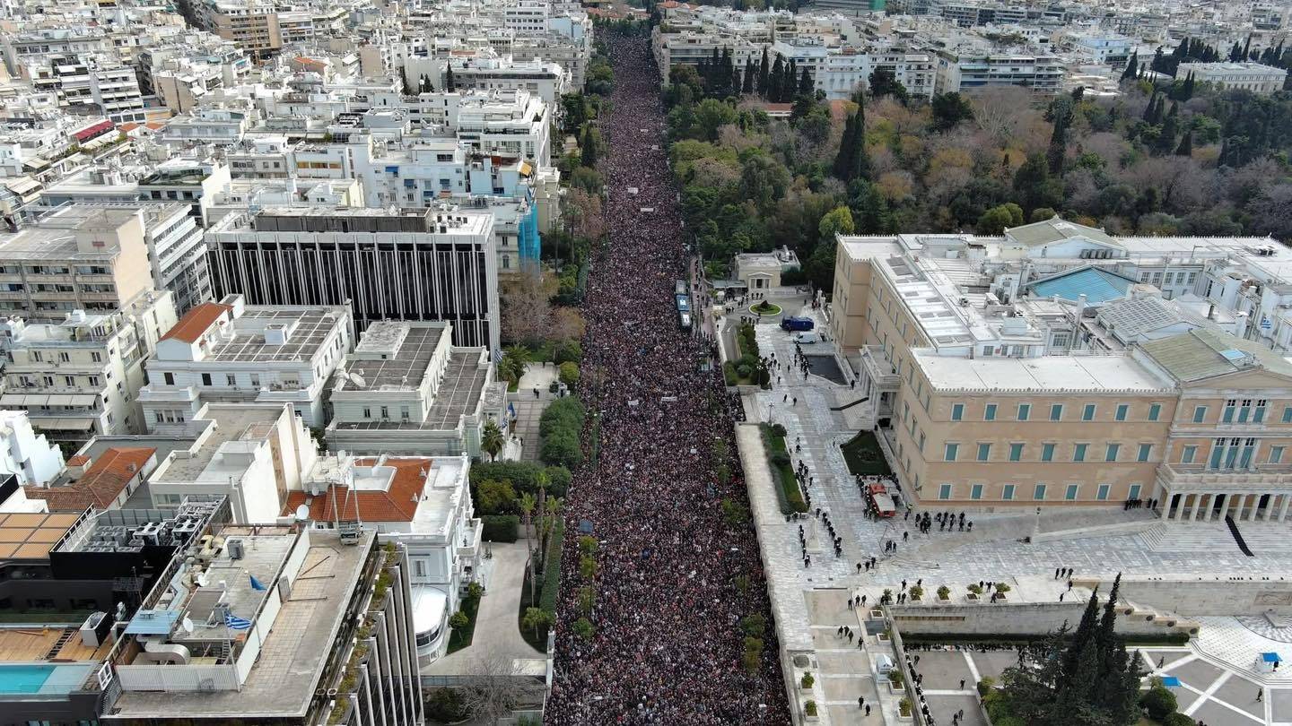 Εκατομμύρια άνθρωποι στους δρόμους για το κρατικό έγκλημα των Τεμπών