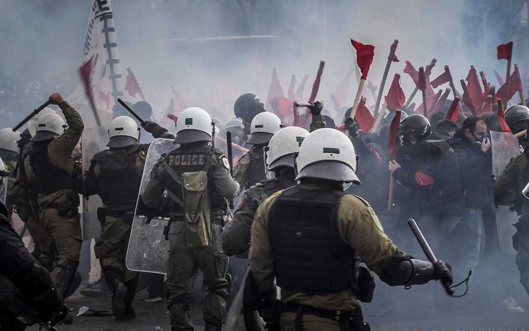 Σύνταγμα: Δέος, συγκίνηση και το ξέσπασμα της οργής στη μεγαλύτερη διαδήλωση της Μεταπολίτευσης [Βίντεο]