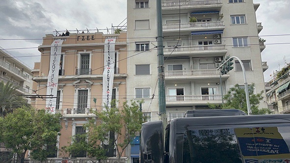 Κατάληψη στη ΓΣΕΕ από τον Εργατικό Τομέα Ρουβίκωνα.