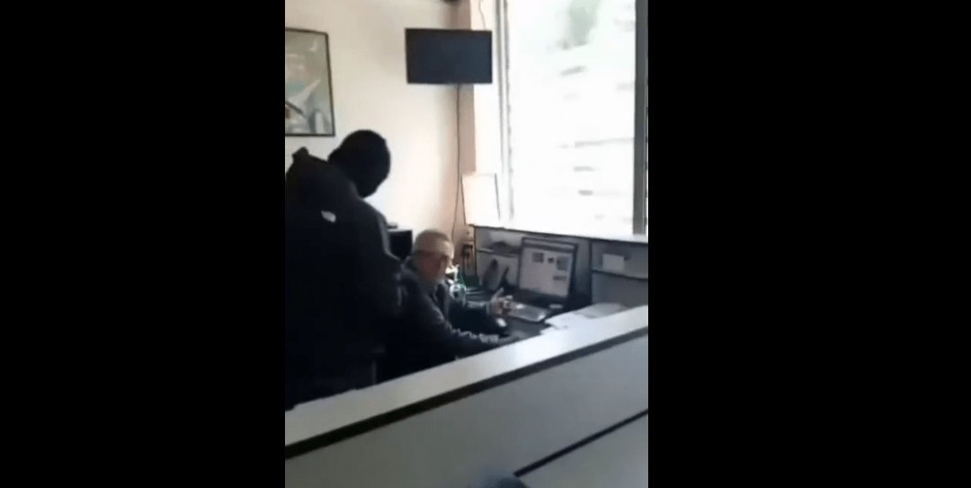 Παρέμβαση από τον Ρουβίκωνα στο γραφείο του ιδιοκτήτη της εταιρείας VresNet, Ηρακλή Μπάμζα, για απόλυση εγκύου [VIDEO]