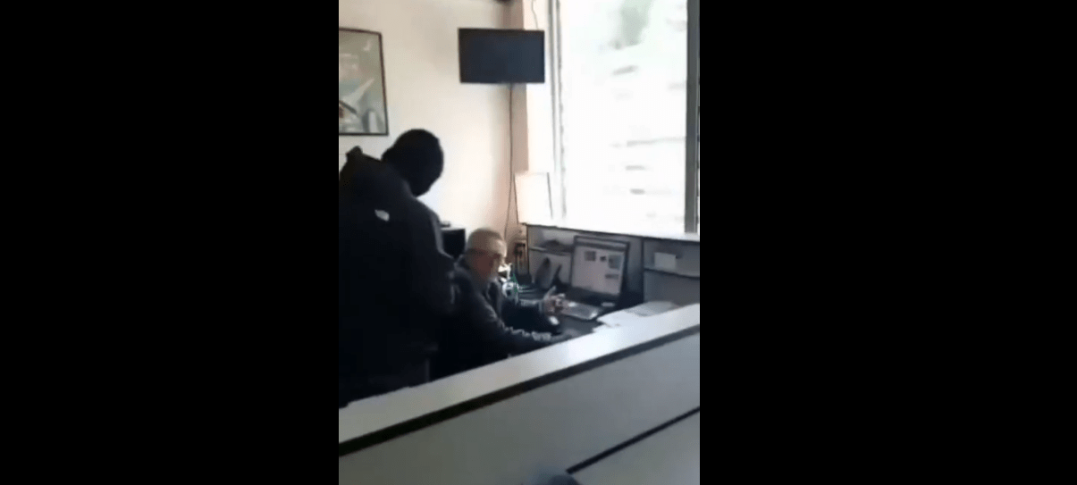 Παρέμβαση από τον Ρουβίκωνα στο γραφείο του ιδιοκτήτη της εταιρείας VresNet, Ηρακλή Μπάμζα, στην Καλλιθέα, για απόλυση εγκύου