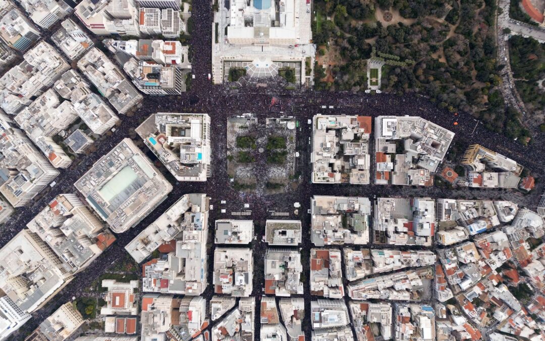 Κρατικό έγκλημα στα Τέμπη: Ο μεγεθυντικός φακός των ψιλών γραμμάτων | Μέρος Α’