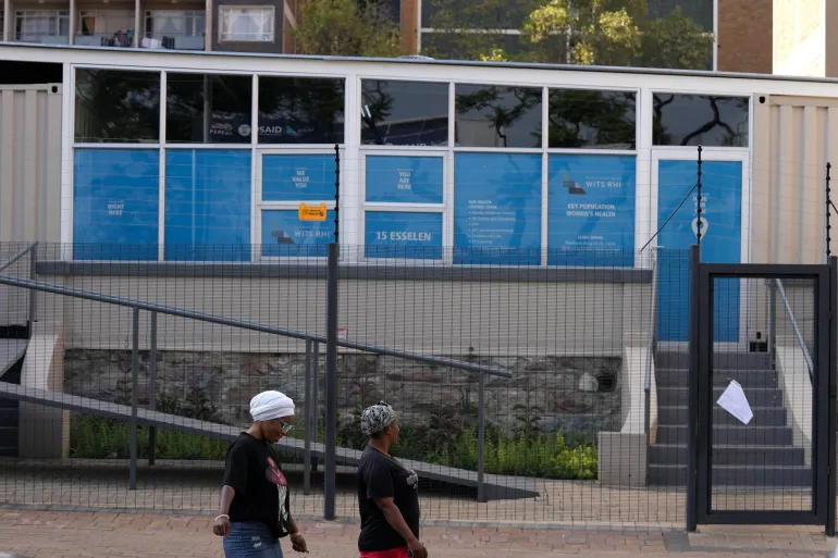 Αφρικανοί ερευνητές εργάζονται για την ίαση του HIV, αλλά οι περικοπές της βοήθειας από τις ΗΠΑ παρεμποδίζουν την πρόοδό τους.