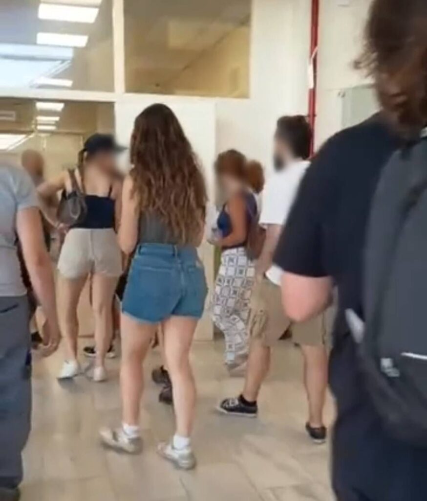 Παρέμβαση από τον Δυτικό Τομέα Ρουβίκωνα στο Δημαρχείο Αιγάλεω για κομμένο ρεύμα σε σπίτι κατοίκου, που αντιμετωπίζει σοβαρά προβλήματα υγείας
