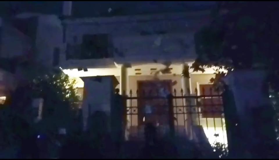 Παρέμβαση στο σπίτι του Θοδωρή Καλαντώνη, εκτελεστικού προέδρου της doValue από τον Ρουβίκωνα