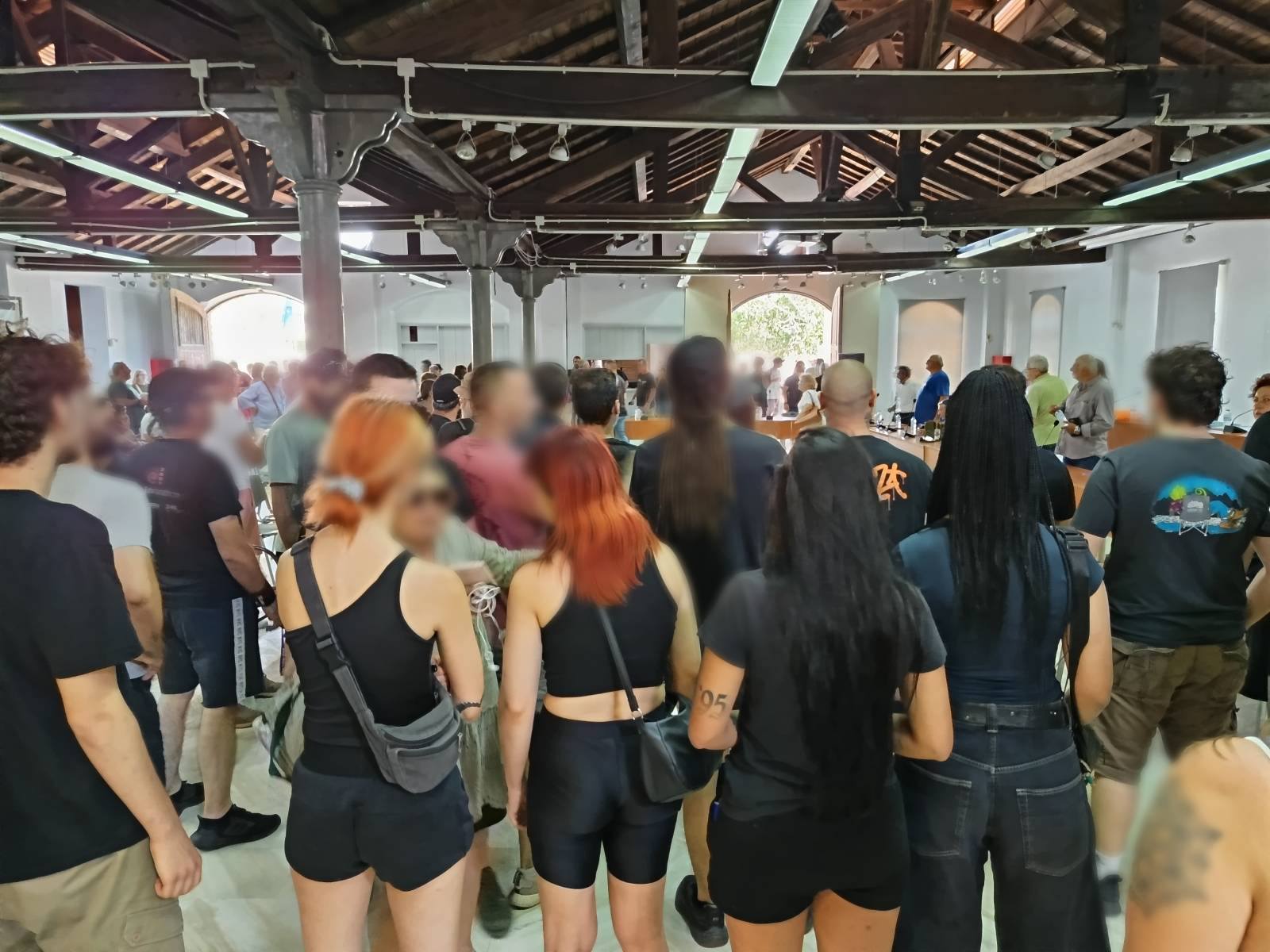 rouv_lavrio Παρέμβαση Ρουβίκωνα στο δημοτικό συμβούλιο του Δήμου Λαυρεωτικής για τις παράνομες χωματερές