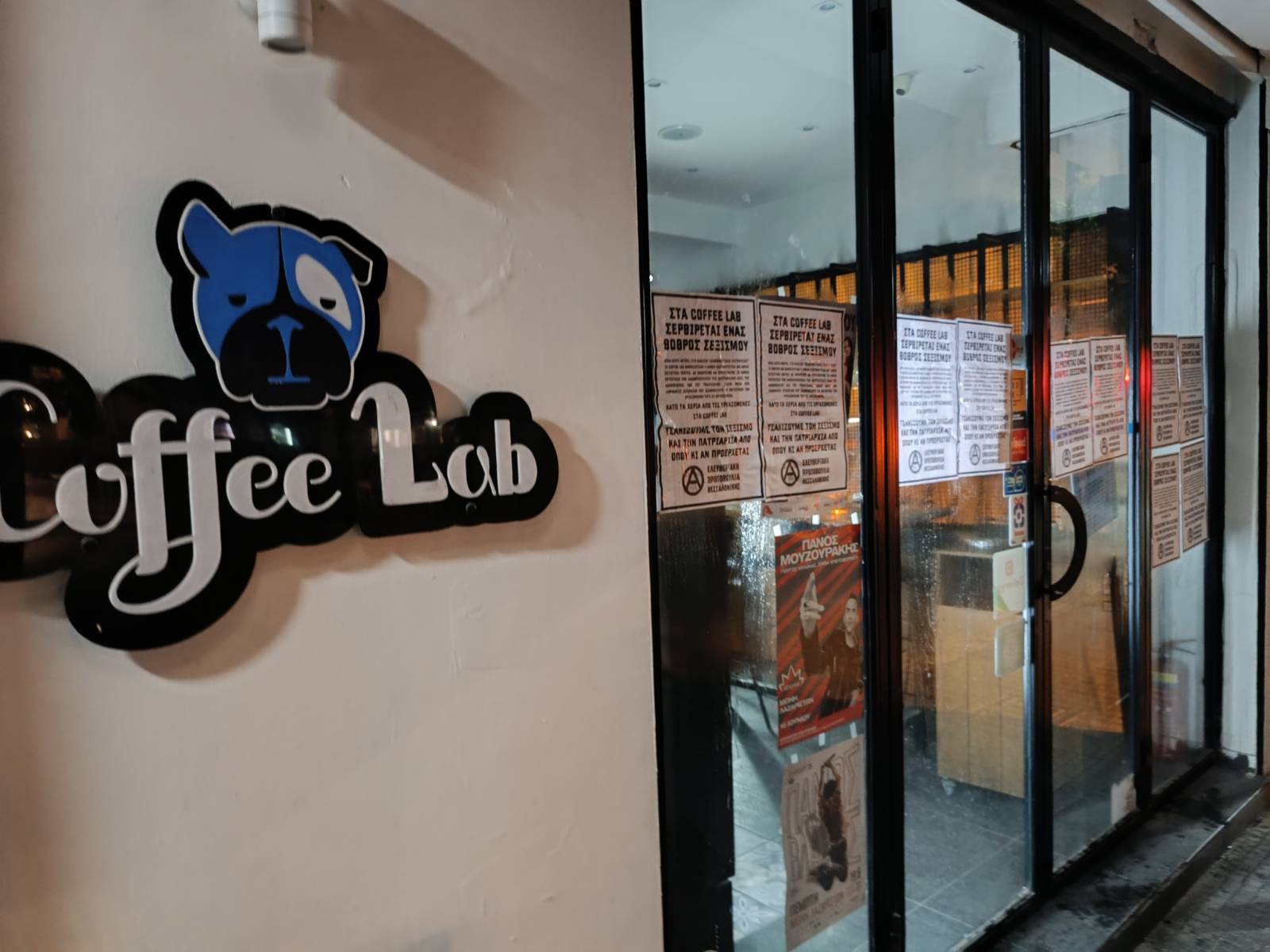 Παρέμβαση σε 2 υποκαταστήματα Coffee Lab από την Ελευθεριακή Πρωτοβουλία Θεσσαλονίκης λόγω άθλιων σεξιστικών “διαφημιστικών” βίντεο