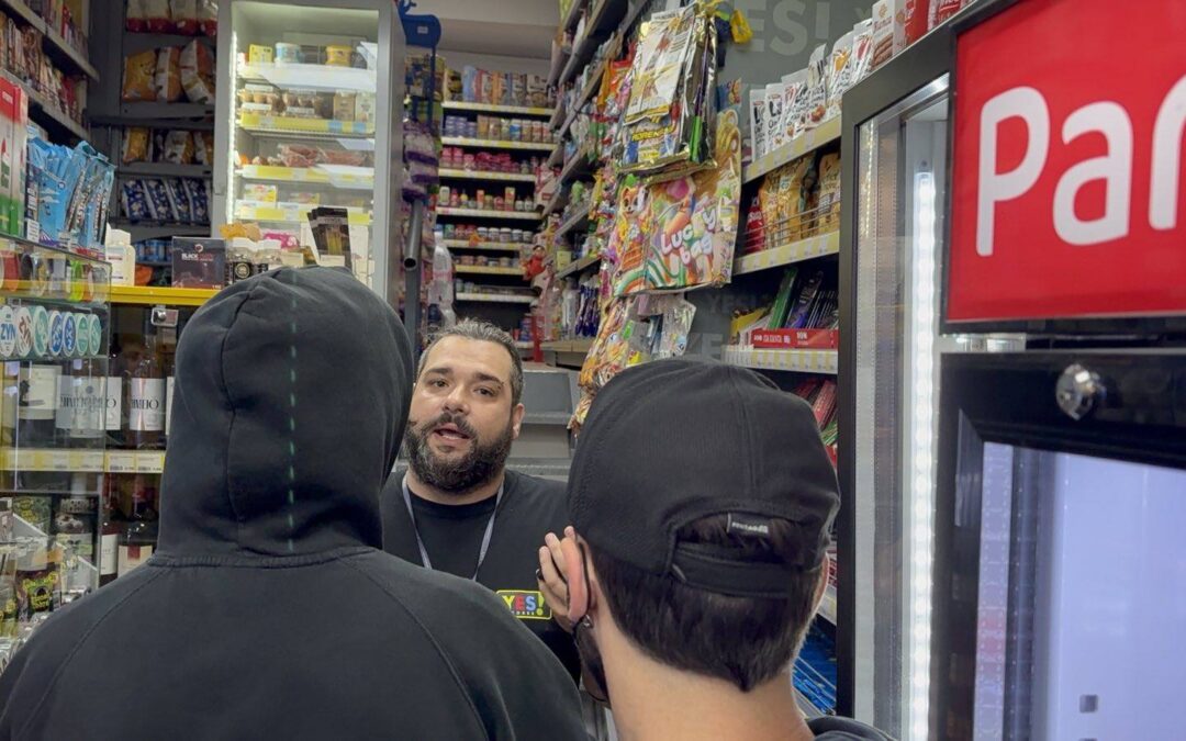 Παρέμβαση στο κατάστημα ψιλικών και καφέ “YES! STORES” στην Καμάρα από τον Ρουβίκωνα