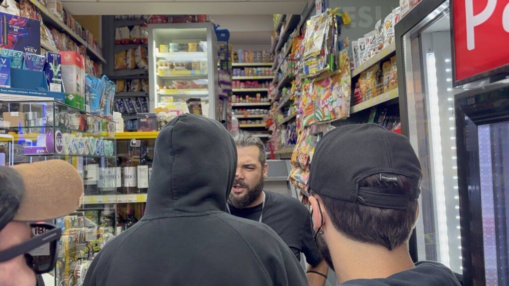 Παρέμβαση στο κατάστημα ψιλικών και καφέ "YES! STORES" στην Καμάρα από τον Ρουβίκωνα.