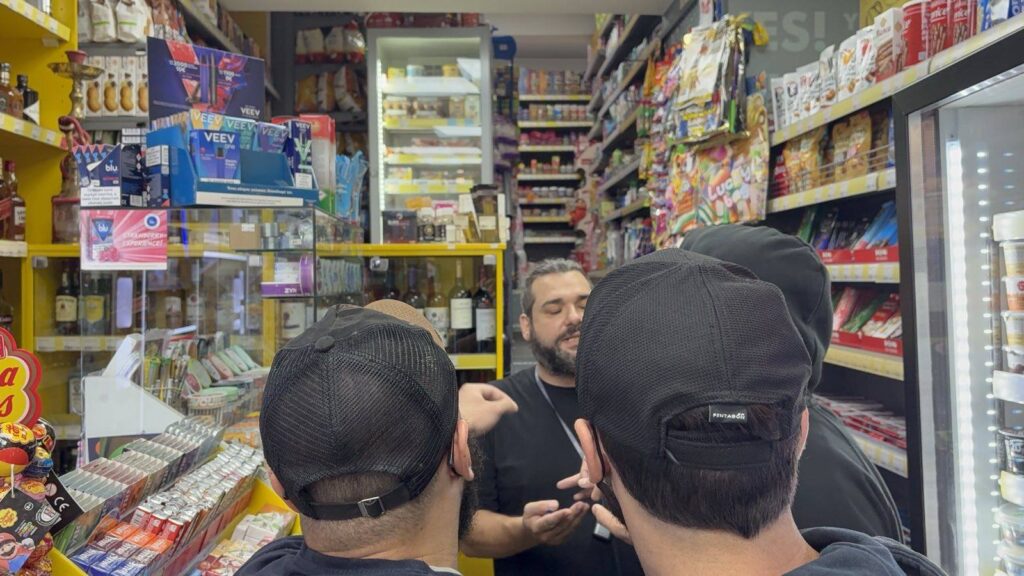 Παρέμβαση στο κατάστημα ψιλικών και καφέ "YES! STORES" στην Καμάρα από τον Ρουβίκωνα.