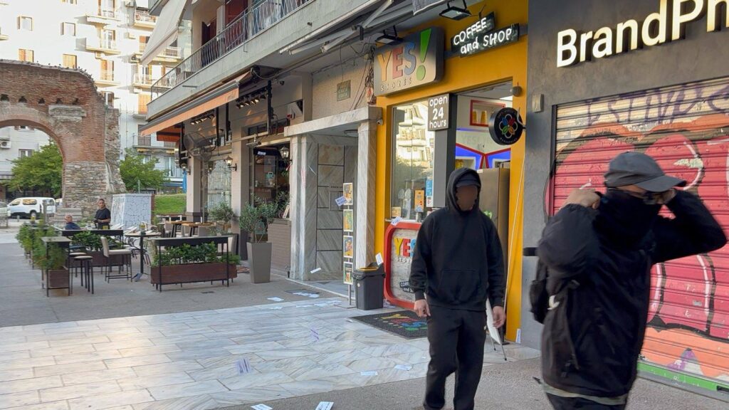 Παρέμβαση στο κατάστημα ψιλικών και καφέ "YES! STORES" στην Καμάρα από τον Ρουβίκωνα.