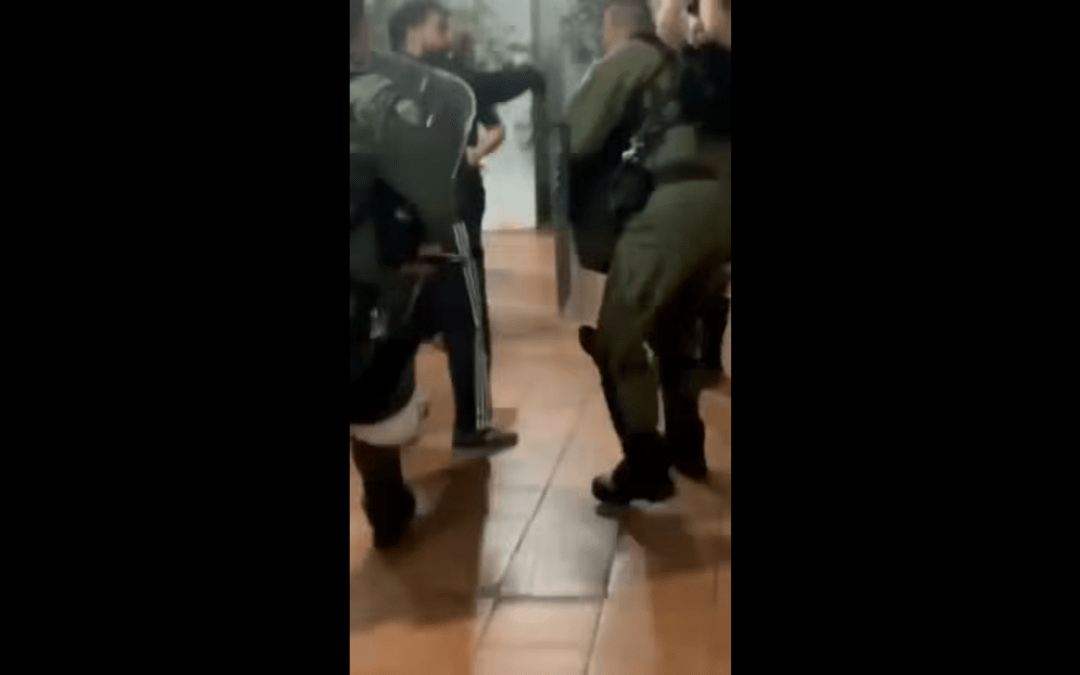 Σύλληψη δύο μελών του Ρουβίκωνα από τους φρουρούς της λαμαρίνας στα Εξάρχεια [VIDEO]