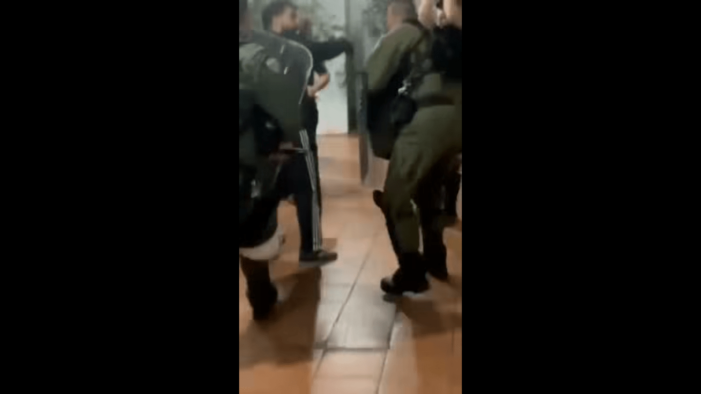 Σύλληψη δύο μελών του Ρουβίκωνα από τους φρουρούς της λαμαρίνας στα Εξάρχεια